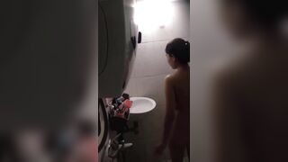 Quay lén em sinh viên hàng xóm cạnh nhà tắm