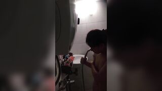 Quay lén em sinh viên hàng xóm cạnh nhà tắm