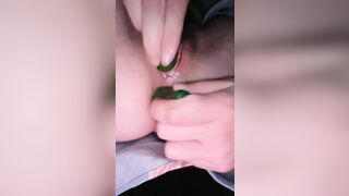 Rau bím hồng chơi 2 lỗ bằng dưa chuột