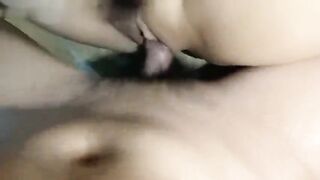 Nó bé nhưng mà cái dé nó to