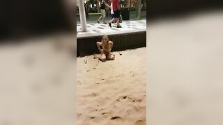 Lén lút thủ dâm public ở bãi biển