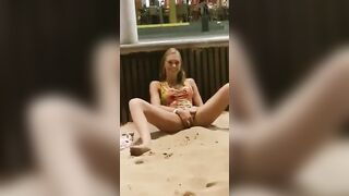 Lén lút thủ dâm public ở bãi biển