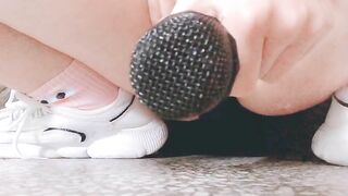 Rau thủ dâm bằng mic hát karaoke