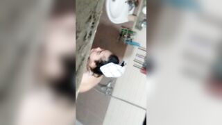Quay lén chị dâu tắm 8