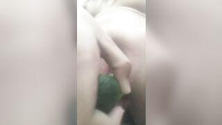 gái xinh thủ dâm bằng dưa leo