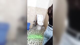 Quay Lén Em Gái Xinh Nude Đi Tè