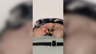 Cô gái có sở thích bdsm chơi với điện