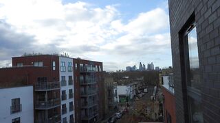 Lên đỉnh trên lan can thành phố London