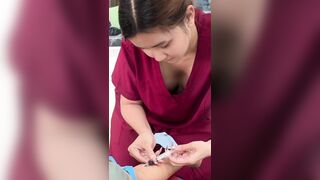 quay lén bầu vú của cô y tá dâm dục