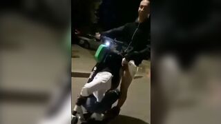 Bú cu trên tàu và xe điện đi ở đường phốL
