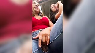 Hai em gái khoe lồn ngoài trời