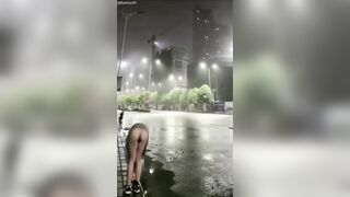 Bắt em hoa bỉ ngạn cởi quần lót nơi công cộng