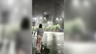 Bắt em hoa bỉ ngạn cởi quần lót nơi công cộng