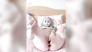 Cận cảnh cái lồn không lông vú non của em Loli Cosplay này