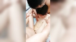 Mấy thằng khốn nạn thay phiên nhau chịch em gái Loli đeo kính