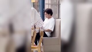 Cặp đôi đụ nhau giữa quán bị quay lại