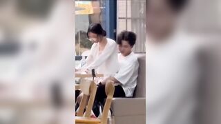 Cặp đôi đụ nhau giữa quán bị quay lại