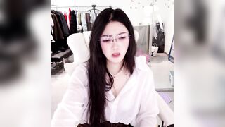 Chủ shop quần áo nứng lồn thủ dâm bằng toy dâm đãng