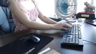 gái văn phòng nứng quá khoe vú luôn ở phòng lầm việc