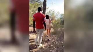 Lên núi đụ dưới ánh hoàng hôn lãng mạn
