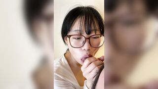 Em sinh viên kính cận dâm đãng bú cu bắn tinh đầy mồm
