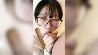 Em sinh viên kính cận dâm đãng bú cu bắn tinh đầy mồm