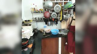 Gái xinh vừa nấu ăn vừa khoe hành thủ dâm kích thích