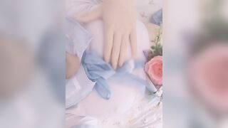 Bé rau Việt lấy bàn chải chà bím, hột le rỉ dâm thủy