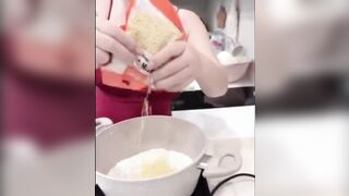 Địt vợ dâm đang nấu ăn vú to lồn múp phụt nước như mưa dâm đãng