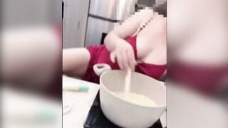 Địt vợ dâm đang nấu ăn vú to lồn múp phụt nước như mưa dâm đãng