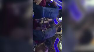 karaoke thác loạn đang bay thì mấy anh ập vào