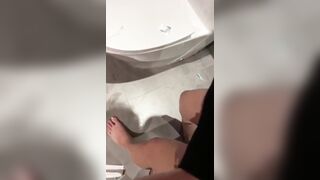 ĐỊT VỘI EM VỢ TRONG NHÀ TẮM , CÒN VỀ TRÔNG CON
