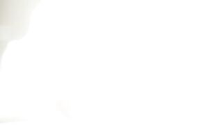 Bà bầu bóp vú xịt sữa