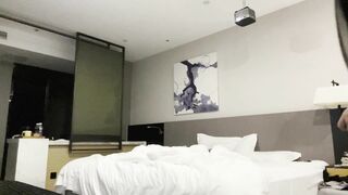 thanh niên quay lại video để tống tình người yêu