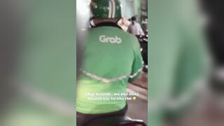 Nay đi đường gặp 1 chú Grab mà thấy chú đang coi cái gì đó lạ quá 😂🤣