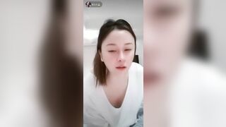 Gái xinh lộ vú trên live đầu ti thâm đen