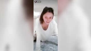 Gái xinh lộ vú trên live đầu ti thâm đen