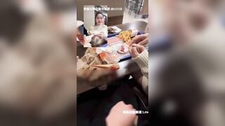 cặp đôi bú ci cho nhau ở trong quán ăn