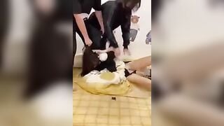 Tiểu tam 2k3 bị đánh ghen lột đồ trong nhà nghỉ