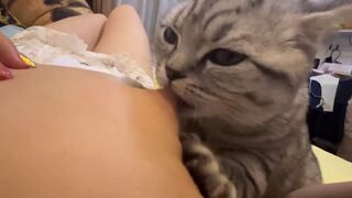 Cô chủ dâm dục cho mèo lồn bú vú, các bạn nữ nên học theo vì cực nứng 💦💦💦 (1)