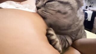 Cô chủ dâm dục cho mèo lồn bú vú, các bạn nữ nên học theo vì cực nứng 💦💦💦 (1)