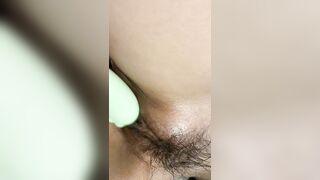 con bé hàng xóm nằm để a nghịch bướm