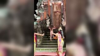 Du khách ngáo khoả thân sân khấu lễ hội