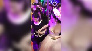 Cô dâu cho quan khách sờ nắn vú để nhận thêm tiền mừng cưới