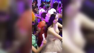 Cô dâu cho quan khách sờ nắn vú để nhận thêm tiền mừng cưới