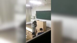 quay lén hai em học sinh địt nhau luôn trong lớp học - phần 1