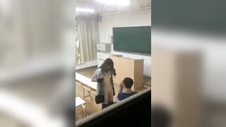 quay lén hai em học sinh địt nhau luôn trong lớp học - phần 1