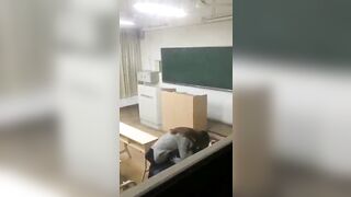 quay lén hai em học sinh địt nhau luôn trong lớp học - phần 1