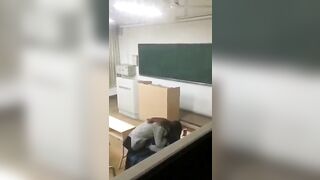 quay lén hai em học sinh địt nhau luôn trong lớp học - phần 1