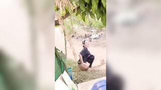 bắt gặp bà chị họ đang đi đái